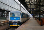 Der RegioNova „Trio“ 814 201-0 / 014 0xx / 814 202-9 steht am 23.11.2022 als Regionalzug im Hauptbahnhof Prag (Praha hlavn� n�dra��) zur Abfahrt bereit.