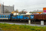 Die elektrische AC-Rangierlokomotive ČD 210 021-2 (CZ ČD 91 54 7 210 021-2) der České dráhy (ČD) steht am 24.11.2022 bei Pilsen (Plzeň) mit einem Personenzug