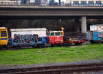 Der tschechische Schwerlastkleinwagen mit Kran MUV 69.2 -964 (CZ-SŽCZ 99 54 9628 370-7) der Správa železnic steht am 24.11.2022 bei Praha-Smichov. Davor der zweiachsige (leider beschmierte) Bauwagen PV-69 (CZ-SŽCZ 49 54 9400 402-3).